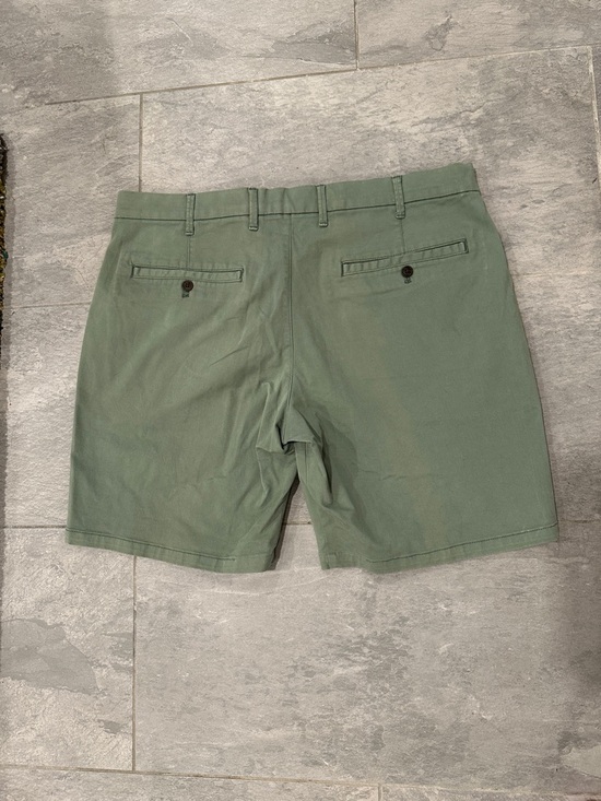 GAP Men's twig Green Flat Front Chino Short. 8 inch inseam. Size 36. - Picture 6 of 10